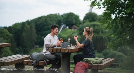 Wanderpause am Wanderparkplatz Schallershaus an der Mattenschanze Meinerzhagen