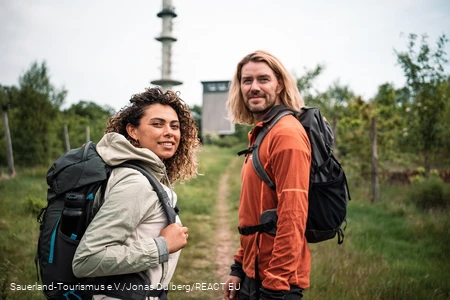 Wanderung an der Nordhelle im Hintergrund ist der Sendemast zu sehen