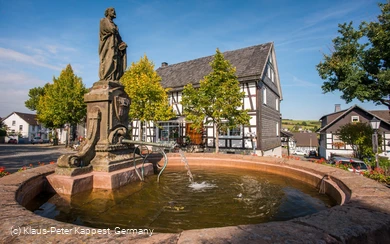 FerienweltWinterberg_2017_Hallenberg Ortsmitte Brunnen Kump Fachwerk Altstadt_Herbst (16).jpg