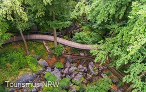 Eine Brücke durch das Meer aus Felsen