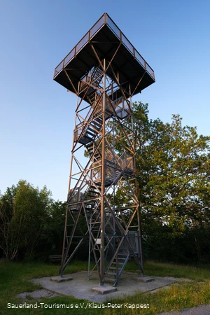 Blick von unten nach oben auf den Quitmannsturm in Neuenrade