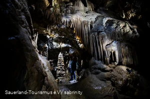 Dechenhöhle mit einer Säule aus Tropfsteinen